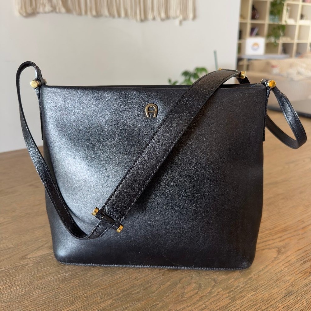 Aigner Black Leather Shoulder Bag Bucket Crossbody Gold Logo Vintage Handbag